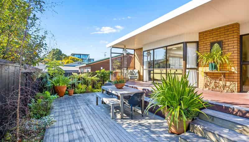 2/11 Kiwi Road, Point Chevalier