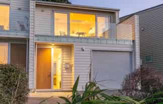 352 Queens Drive, Lyall Bay