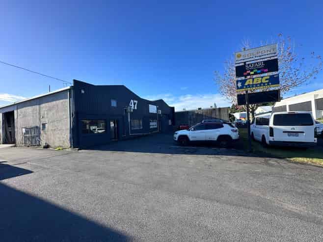 Roadfront Judea Warehouse