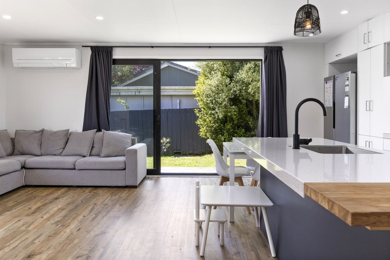 Spacious and Renovated Family Home in Prime Location - Aanzicht 5