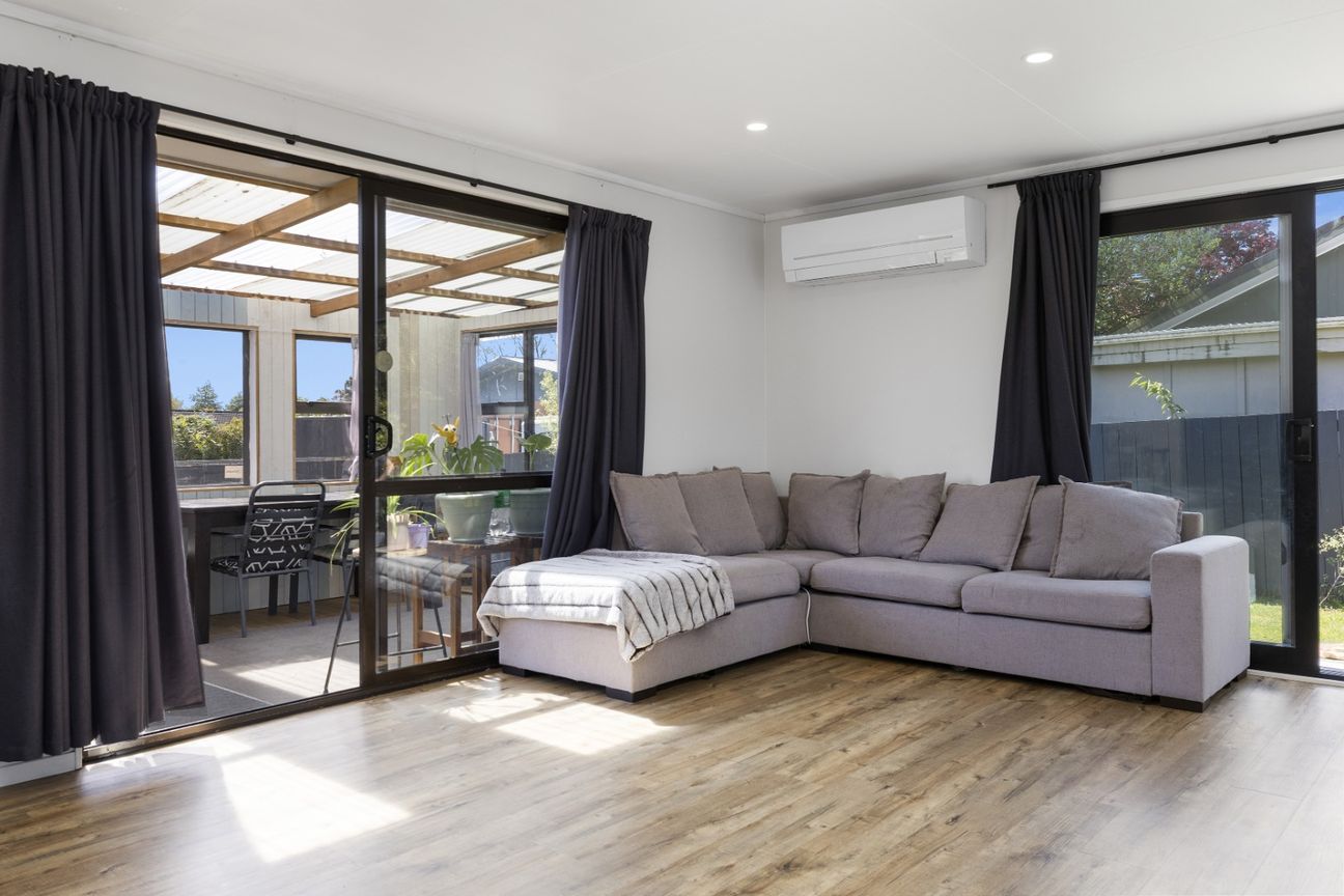Spacious and Renovated Family Home in Prime Location - Aanzicht 3