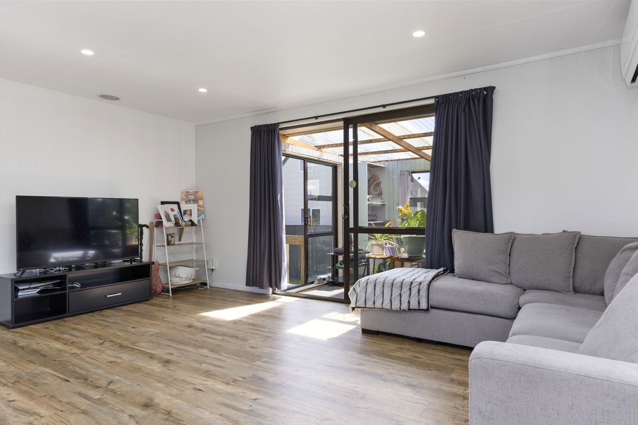 Spacious and Renovated Family Home in Prime Location - Aanzicht 4