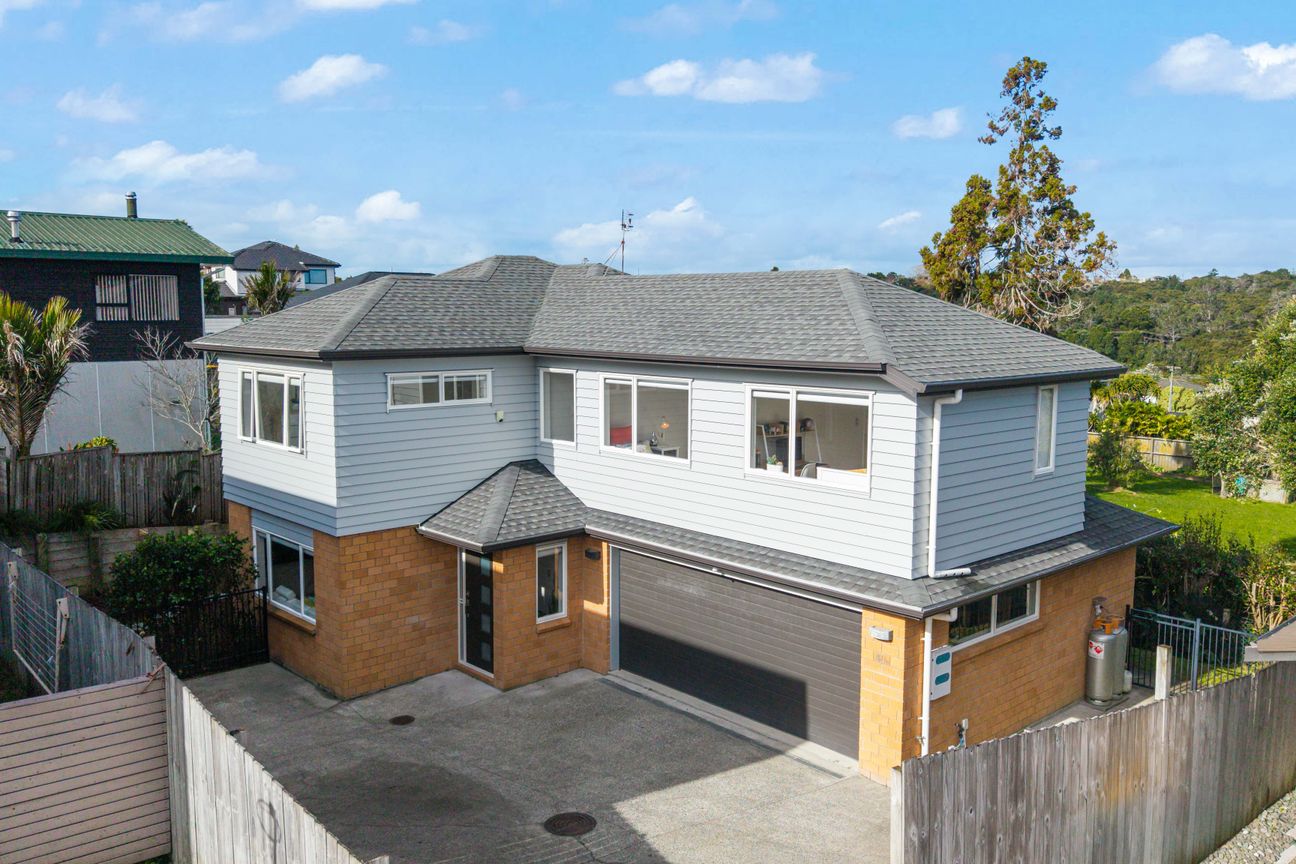 Timeless Style - Freehold, Brick & Tile! - Vista 2