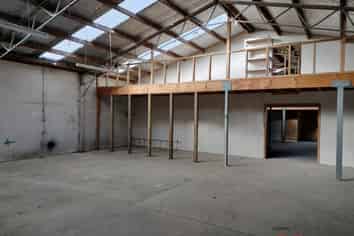 Central Cambridge Warehouse with Mezzanine Storage