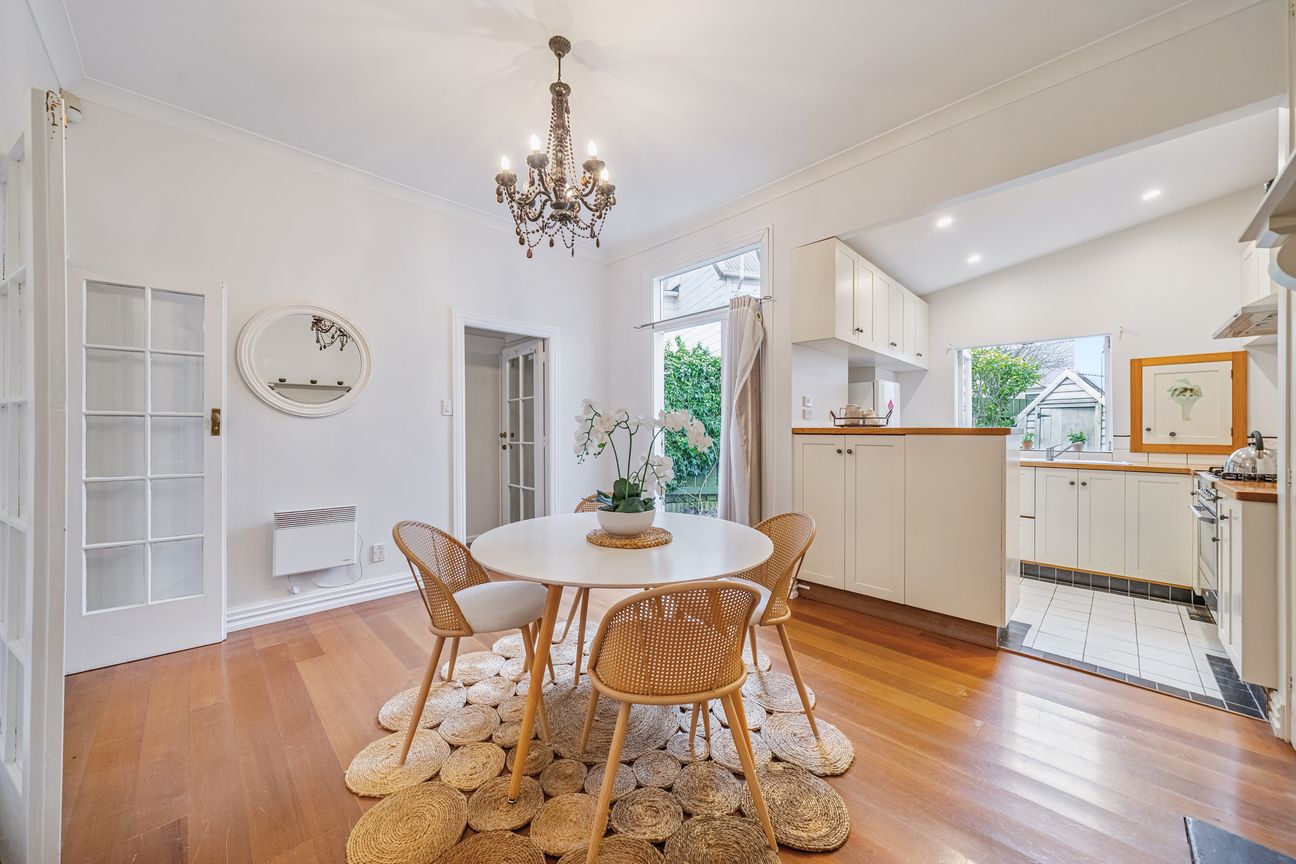 Quintessential Thorndon - Veel