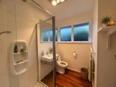 2/158 Stanmore Road, Linwood