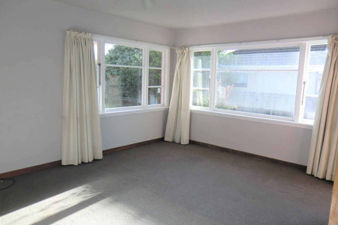 Single Level, Brick 3 Bedroom House on Large Family Section – pohled 2