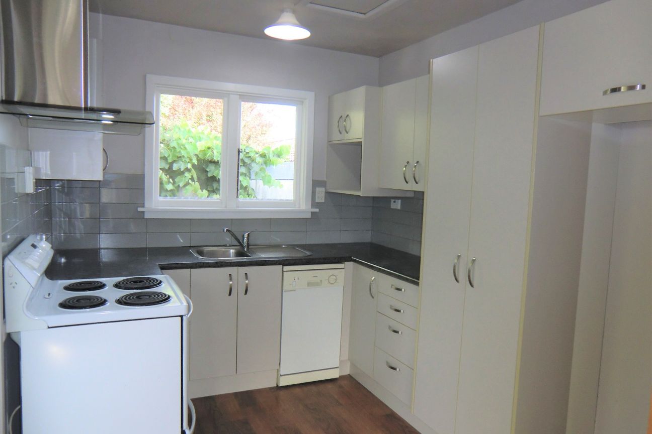 Single Level, Brick 3 Bedroom House on Large Family Section – pohled 4