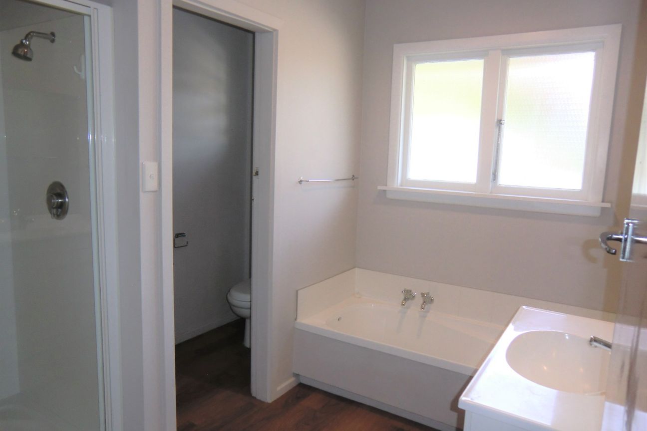 Single Level, Brick 3 Bedroom House on Large Family Section – pohled 5