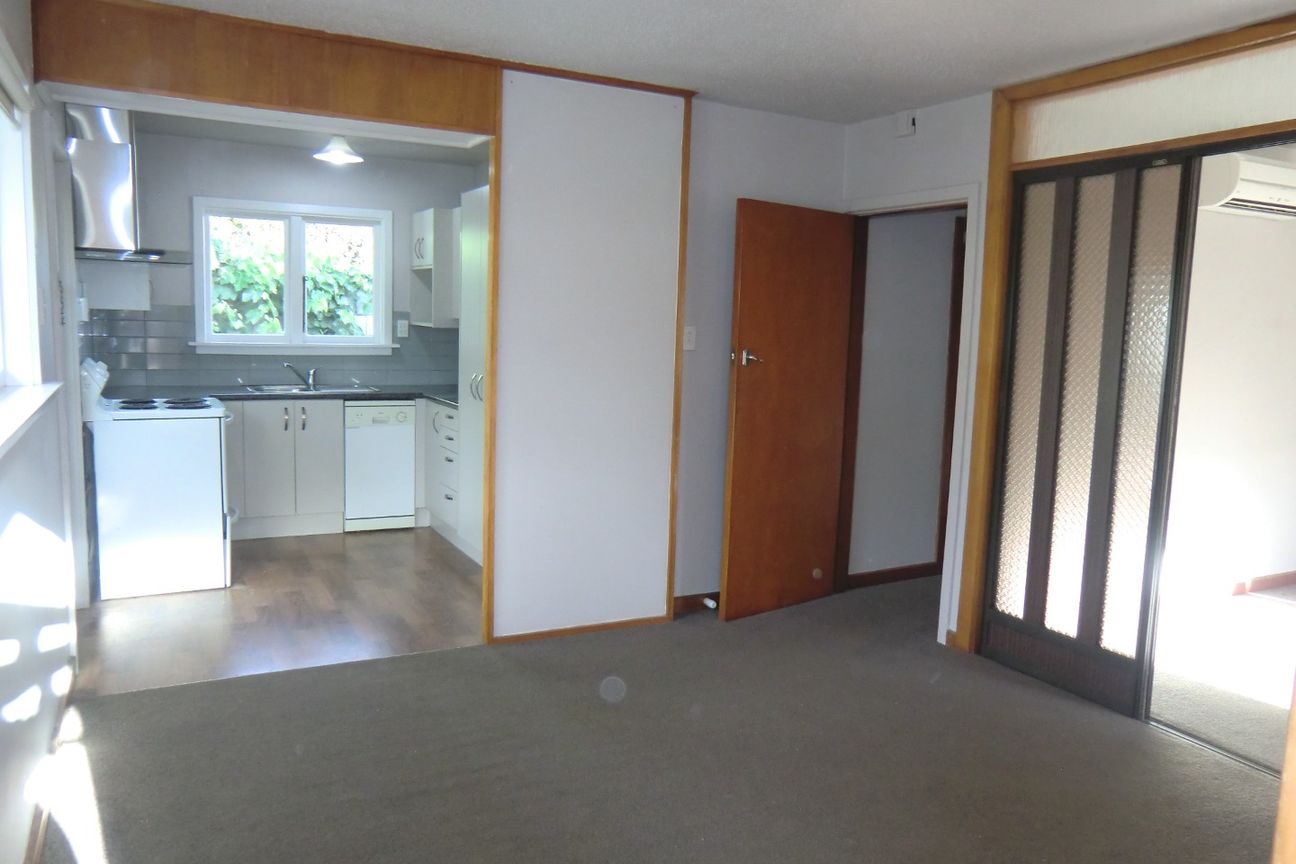 Single Level, Brick 3 Bedroom House on Large Family Section – pohled 3
