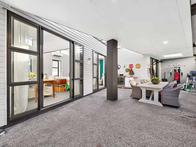 2/176 Mcleod Road, Te Atatu South