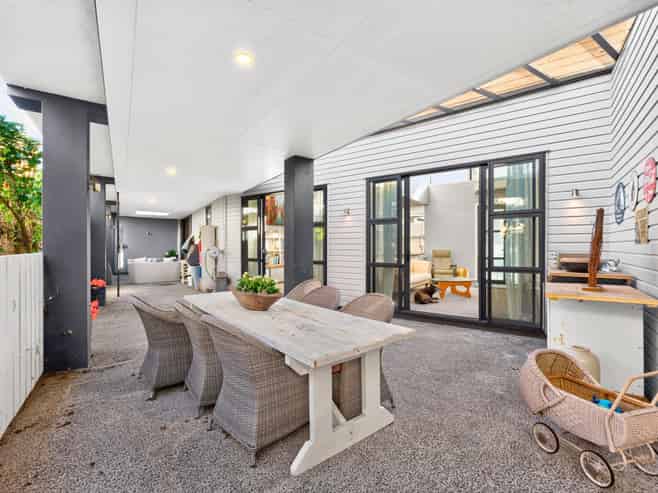 2/176 Mcleod Road, Te Atatu South