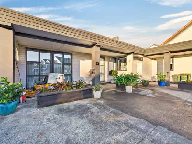 2/176 Mcleod Road, Te Atatu South