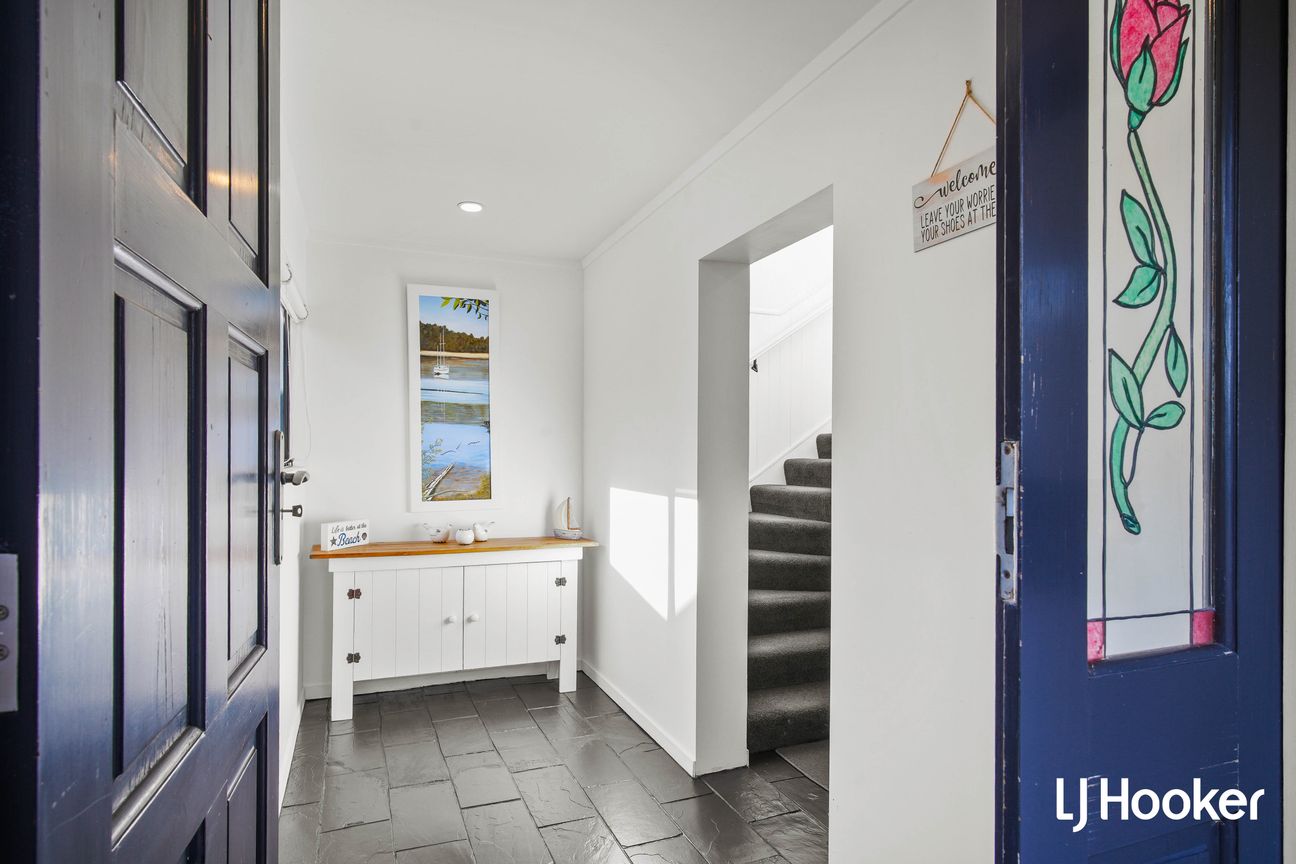 Panoramic Water Views & Exceptional Living - Więcej