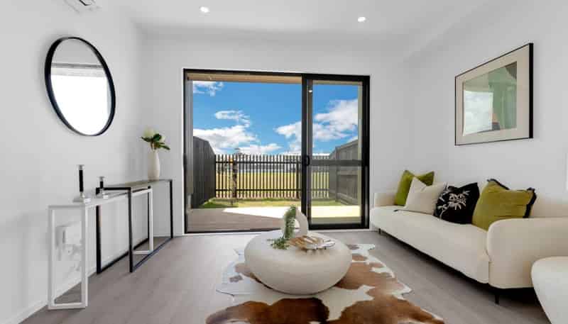 15/17 Barneys Farm Road, Clendon Park