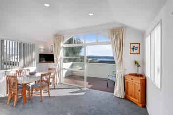 1A Meadowood Drive, Unsworth Heights