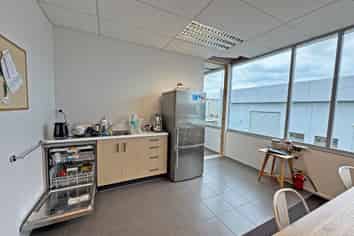 VERSATILE LEVEL ONE OFFICE, PRIME ROSEDALE LOC...