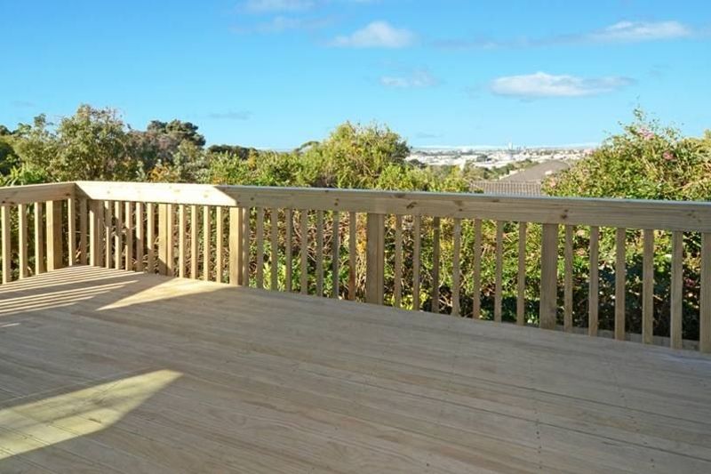 Stunning 4BR Home with Deck in Glenfield - Więcej