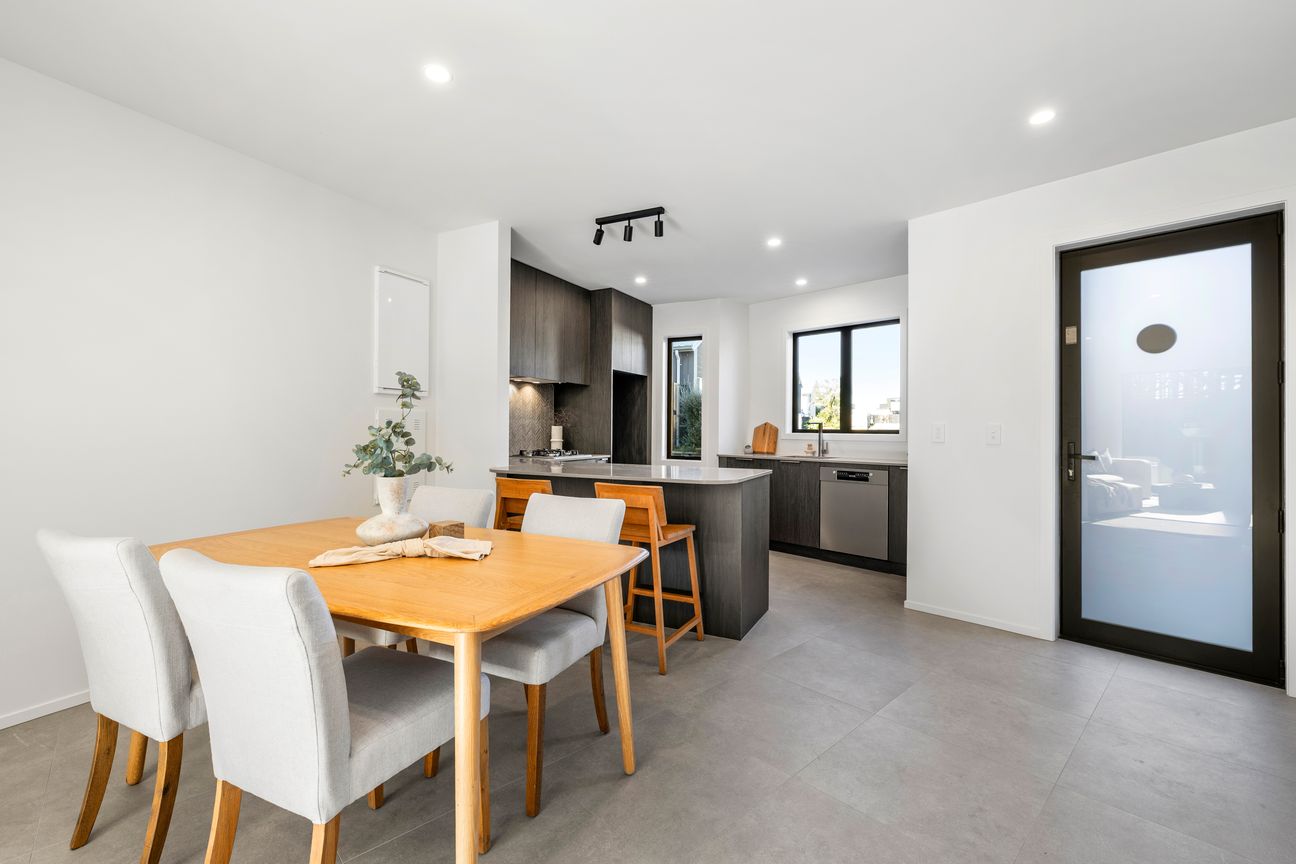 Brand New with Two Living Areas - Więcej