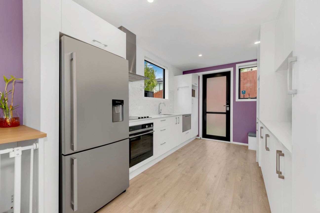 Stylish 2 Bedroom Apartment with Ensuite & Parking - Meer