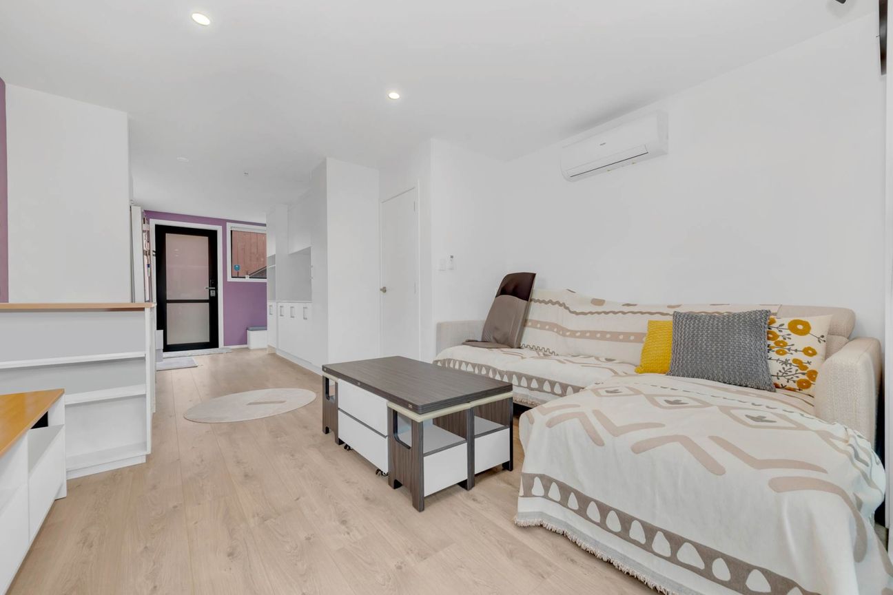 Stylish 2 Bedroom Apartment with Ensuite & Parking - Aanzicht 4