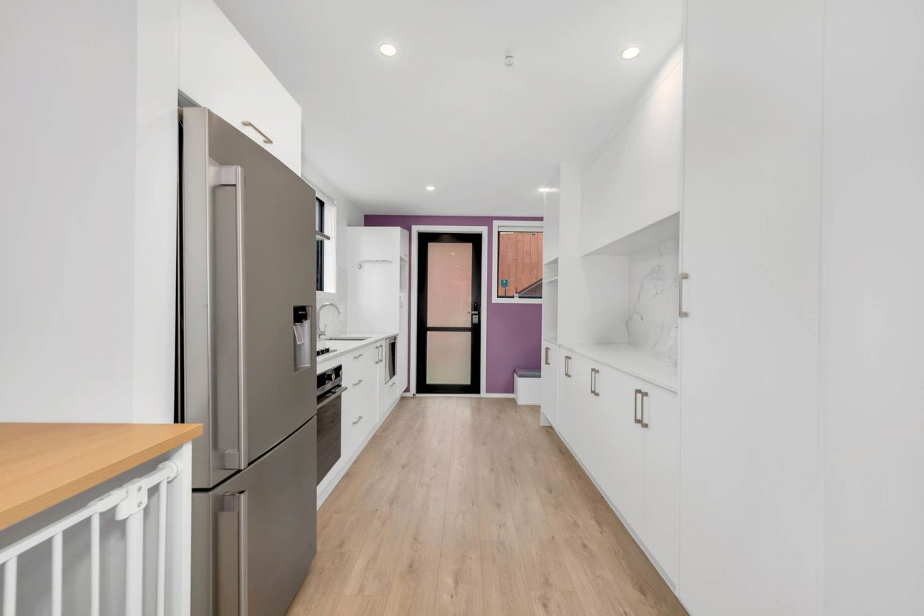 Stylish 2 Bedroom Apartment with Ensuite & Parking - Aanzicht 3
