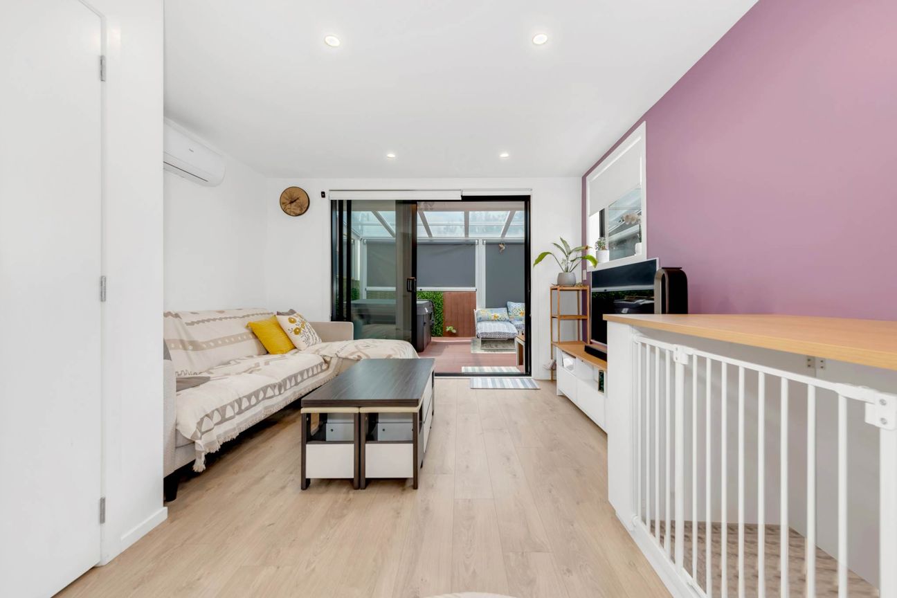 Stylish 2 Bedroom Apartment with Ensuite & Parking - Aanzicht 6