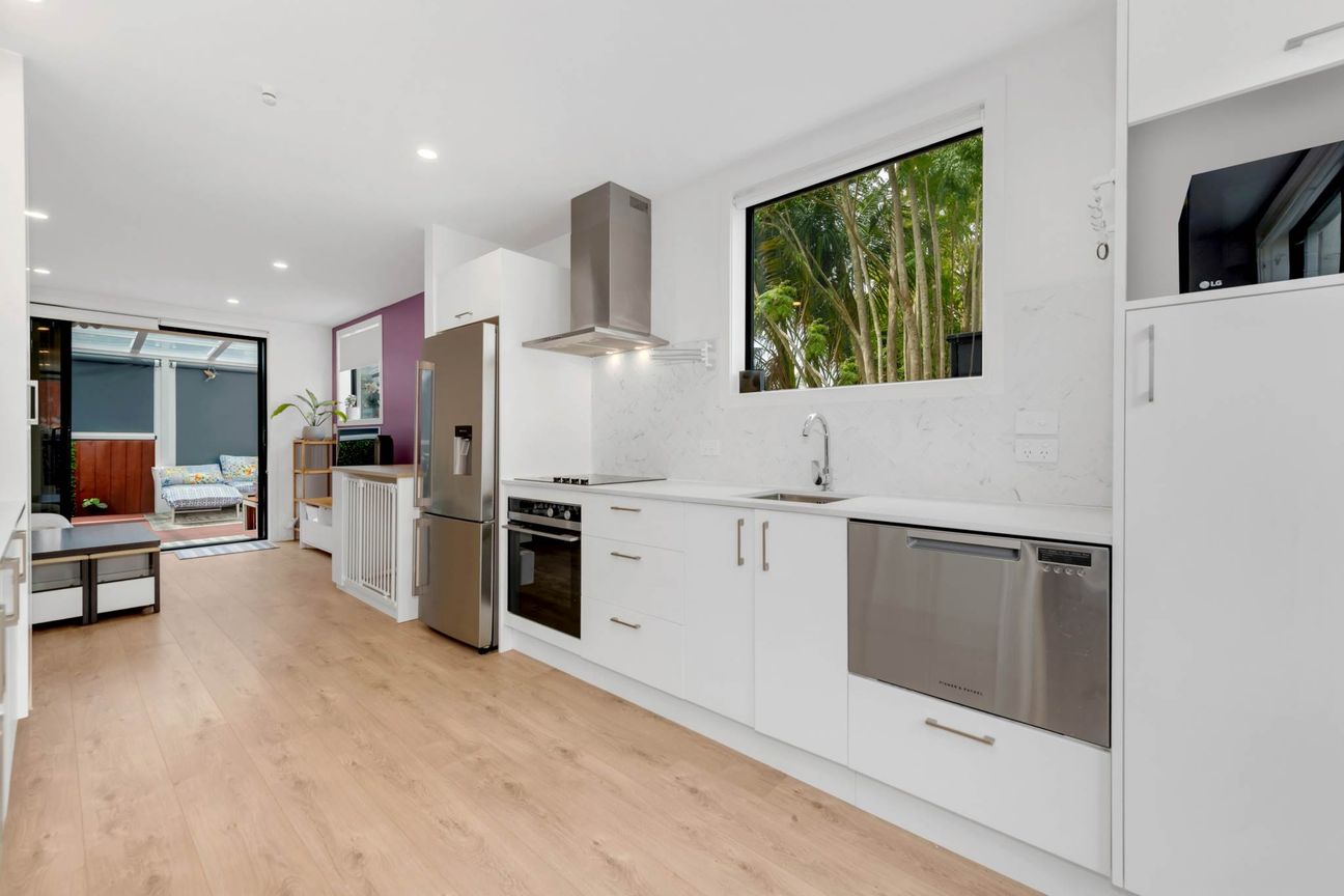Stylish 2 Bedroom Apartment with Ensuite & Parking - Aanzicht 5