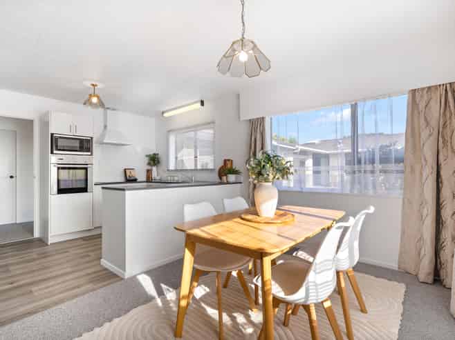 2/43 Kamo Road, Regent