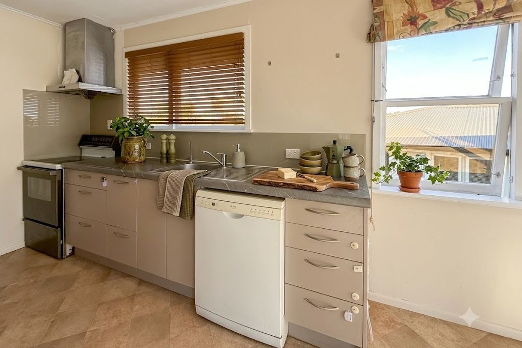 Charming 3-bed, 1-bath family haven with single garage! - Vista 2