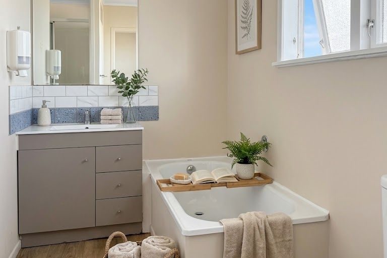 Charming 3-bed, 1-bath family haven with single garage! - Altro