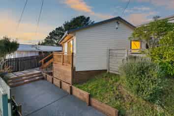 2 Beazley Avenue, Paparangi