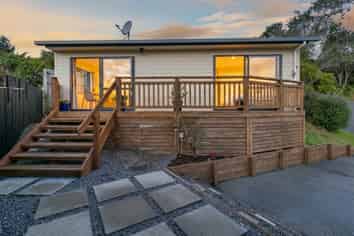 2 Beazley Avenue, Paparangi