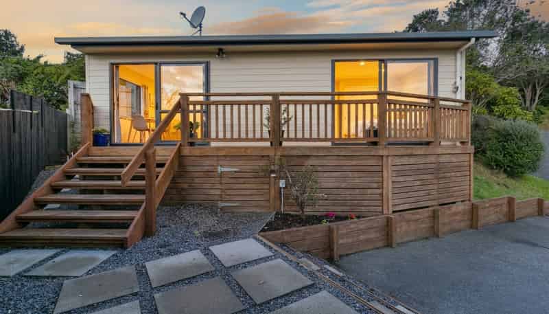 2 Beazley Avenue, Paparangi