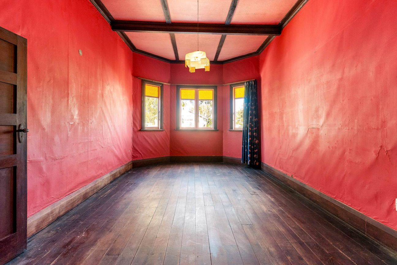 Estate Sale: Due North - Więcej