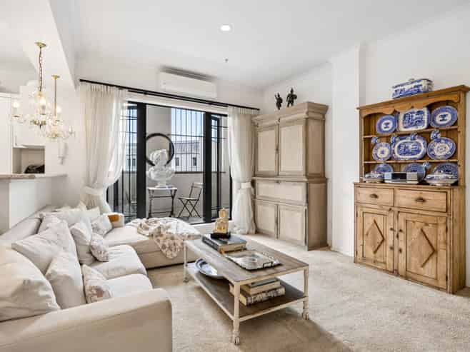 AA/8 Farnham Street, Parnell