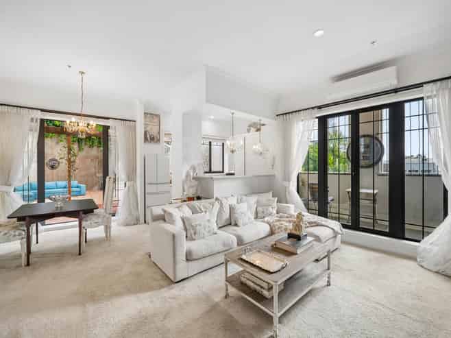 AA/8 Farnham Street, Parnell
