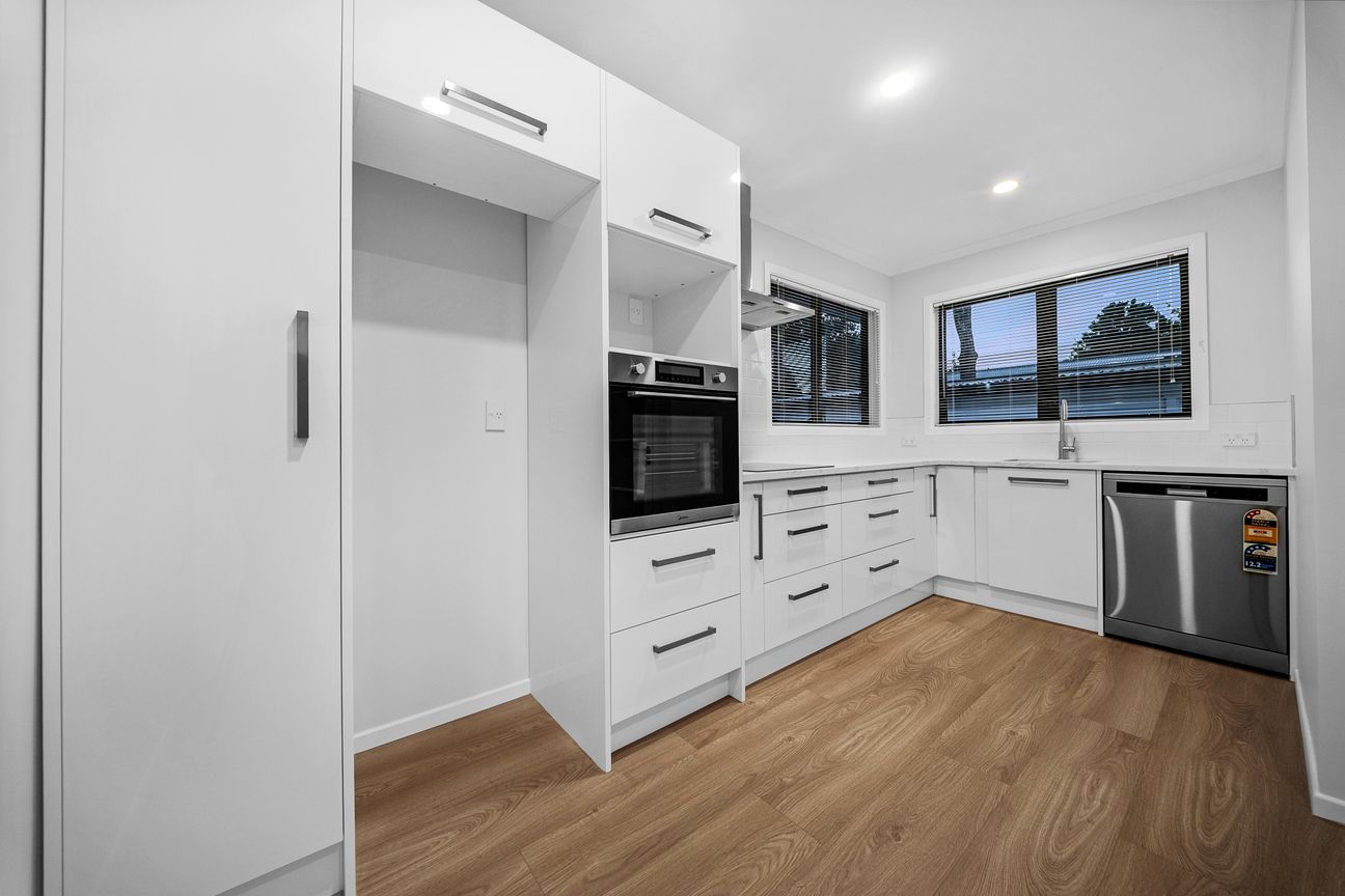 FULLY RENOVATED & VACANT - Meer
