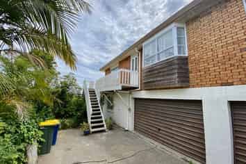 2/122 Carlisle Road, Browns Bay