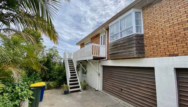 2/122 Carlisle Road, Browns Bay