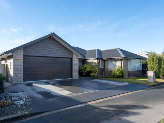 16 Flaxgrove Place, Parklands