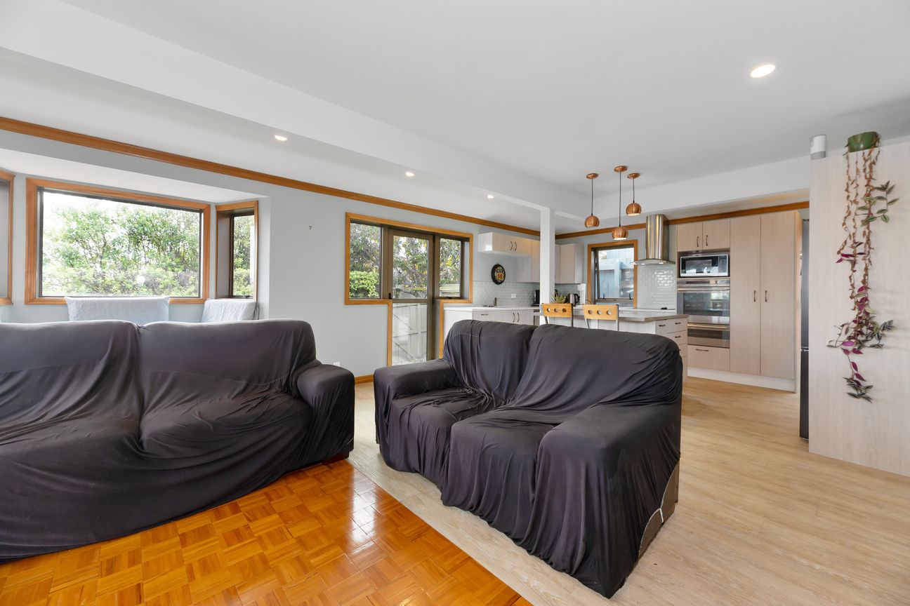 Spacious Family Living with Significant Potential - Widok 6