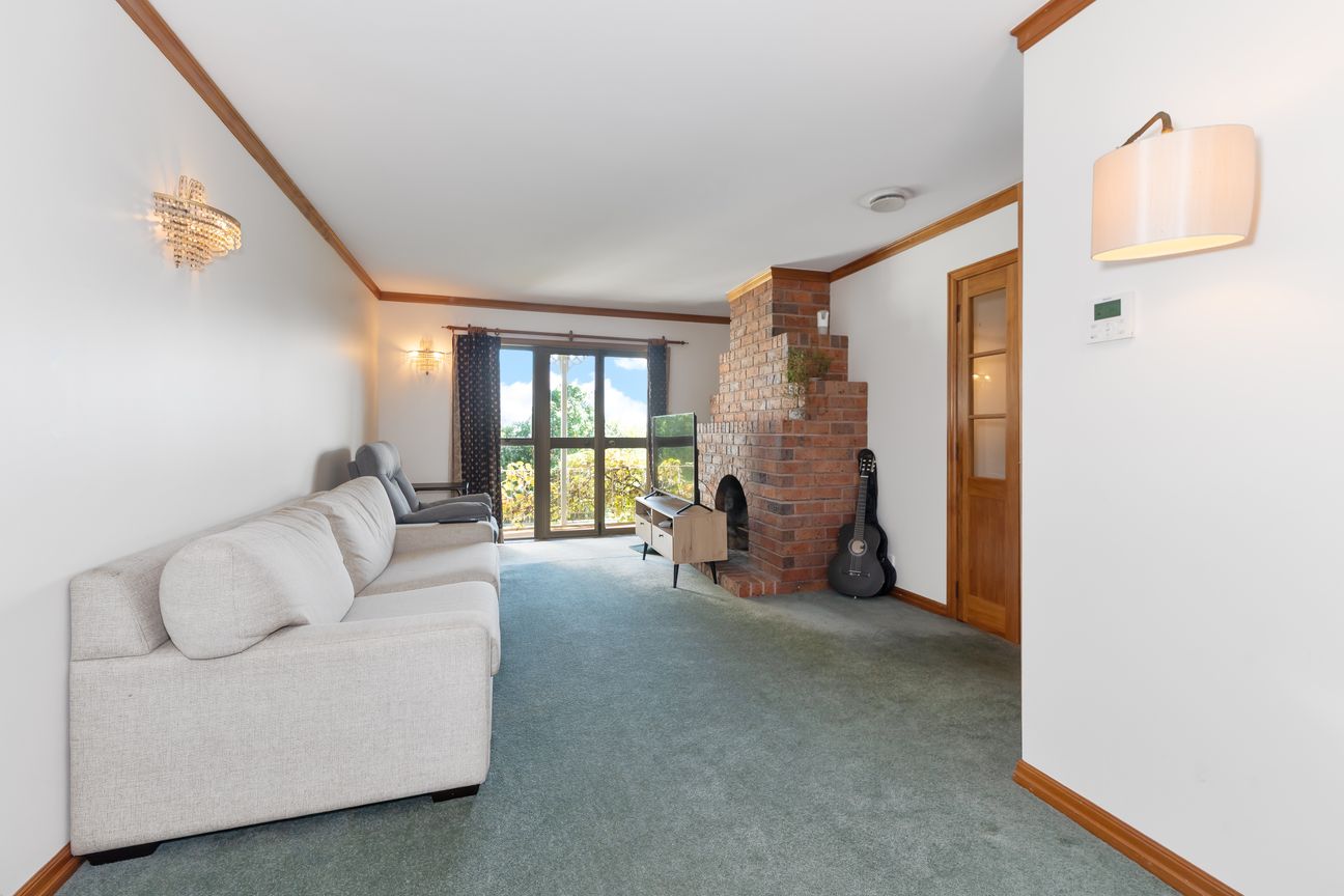 Spacious Family Living with Significant Potential - Więcej