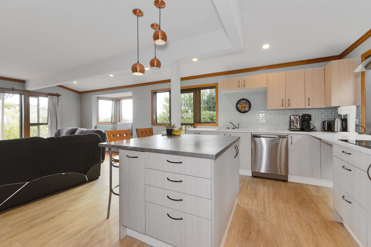 Spacious Family Living with Significant Potential - Widok 5