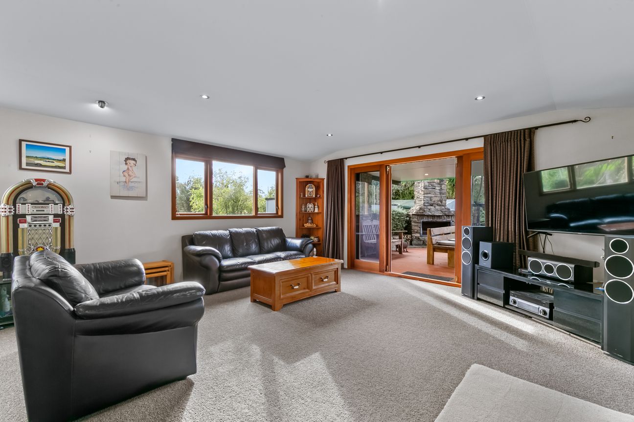 Need a home with a big shed? - Vista 6