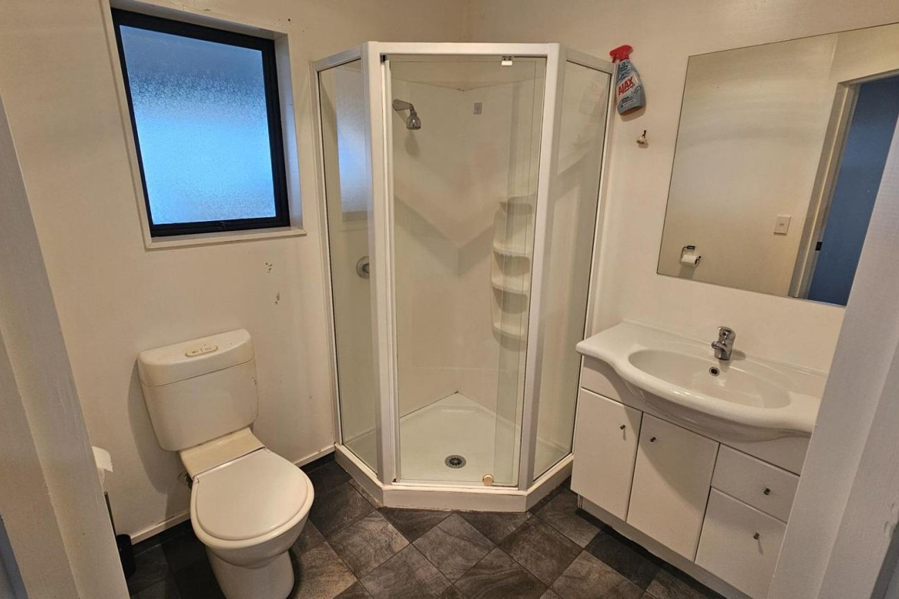 ELECTRICITY INCLUDED - CENTRAL FURNISHED BEDSIT UNIT! - View 4