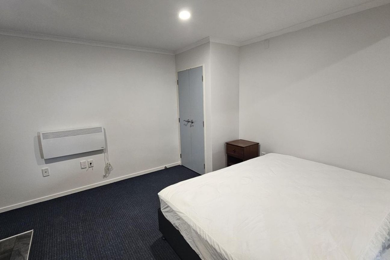 ELECTRICITY INCLUDED - CENTRAL FURNISHED BEDSIT UNIT! - View 5
