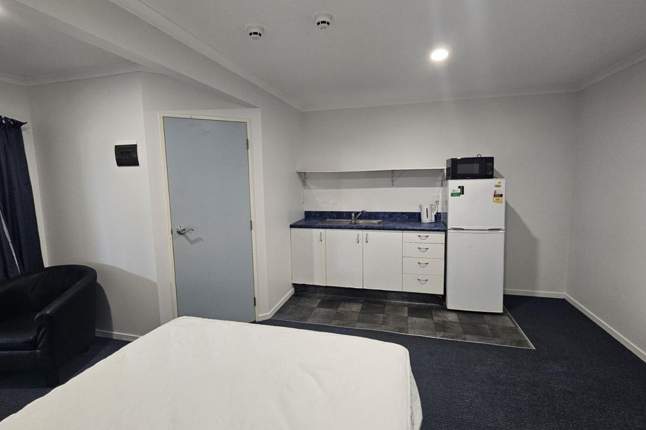 ELECTRICITY INCLUDED - CENTRAL FURNISHED BEDSIT UNIT! - View 3