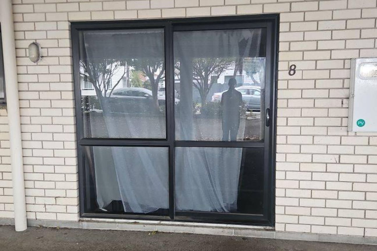 ELECTRICITY INCLUDED - CENTRAL FURNISHED BEDSIT UNIT! - View 2