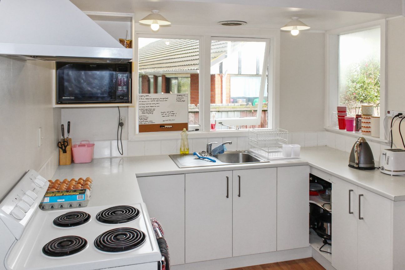 Very Tidy Three Bedroom Plus Two Sleepout (With Ensuites) Property - Widok 2